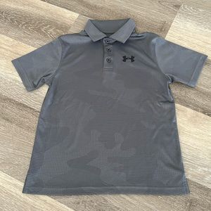 Like 🆕 Under Armour Youth Polo in Grey with graphic background print, Size YM